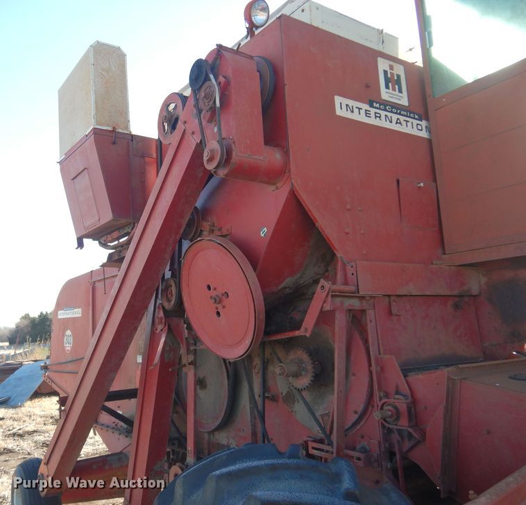 image for item MM9824 1964 International 303  combine