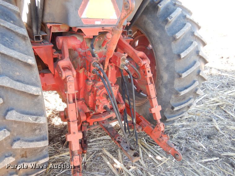 image for item MM9842 1977 International 1086  tractor