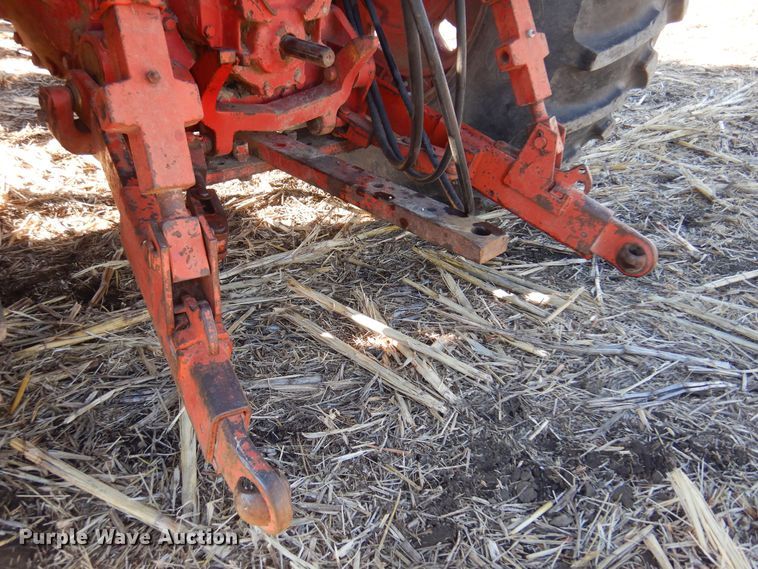 image for item MM9842 1977 International 1086  tractor