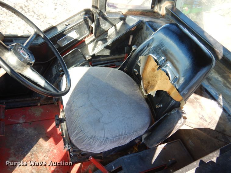 image for item MM9842 1977 International 1086  tractor