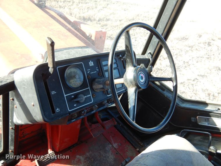 image for item MM9842 1977 International 1086  tractor