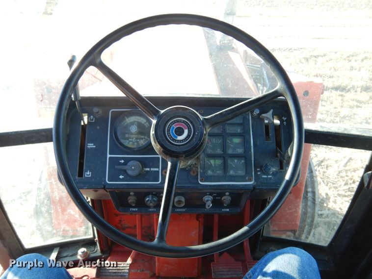 image for item MM9842 1977 International 1086  tractor