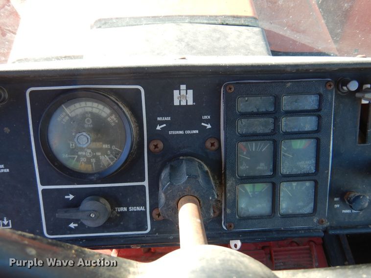 image for item MM9842 1977 International 1086  tractor