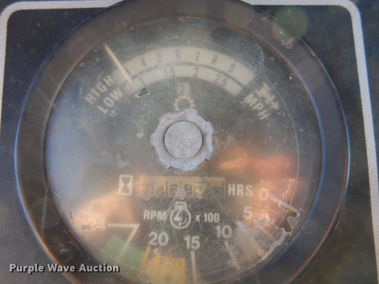 image for item MM9842 1977 International 1086  tractor