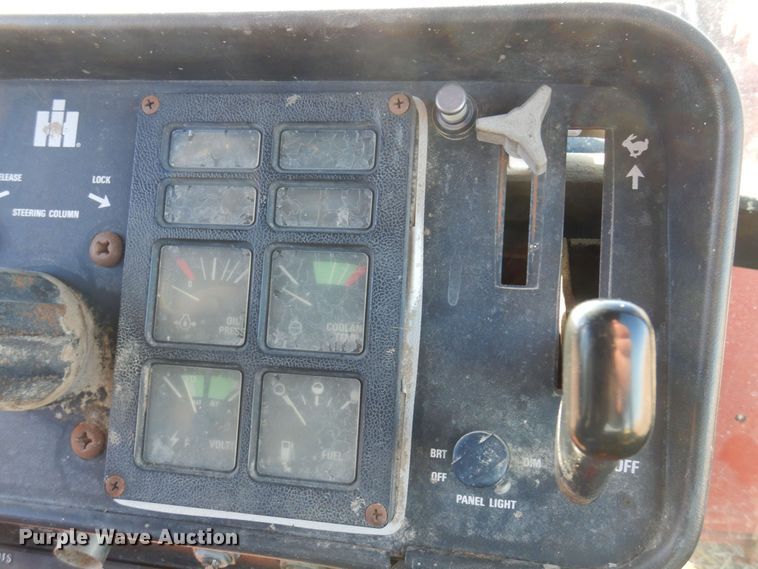 image for item MM9842 1977 International 1086  tractor