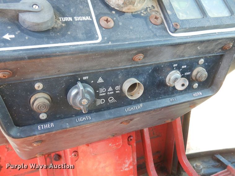 image for item MM9842 1977 International 1086  tractor