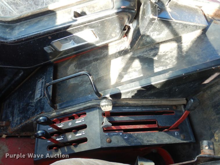 image for item MM9842 1977 International 1086  tractor