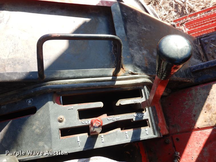 image for item MM9842 1977 International 1086  tractor