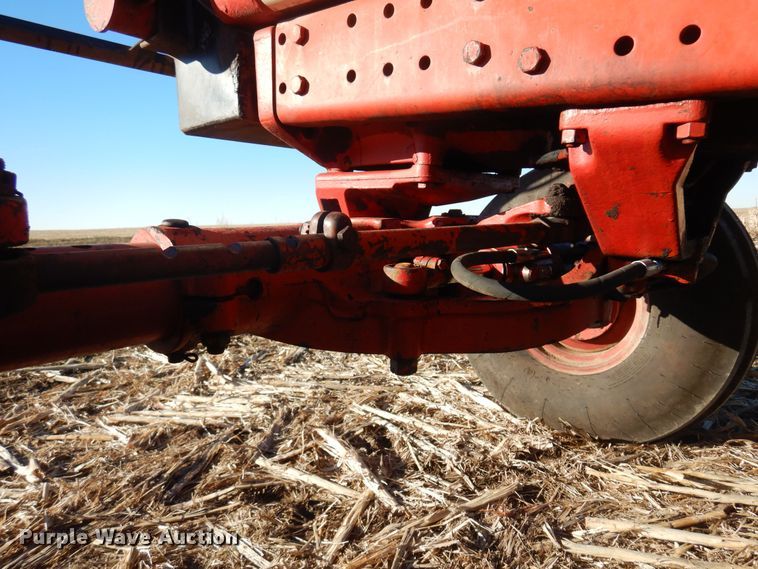 image for item MM9842 1977 International 1086  tractor