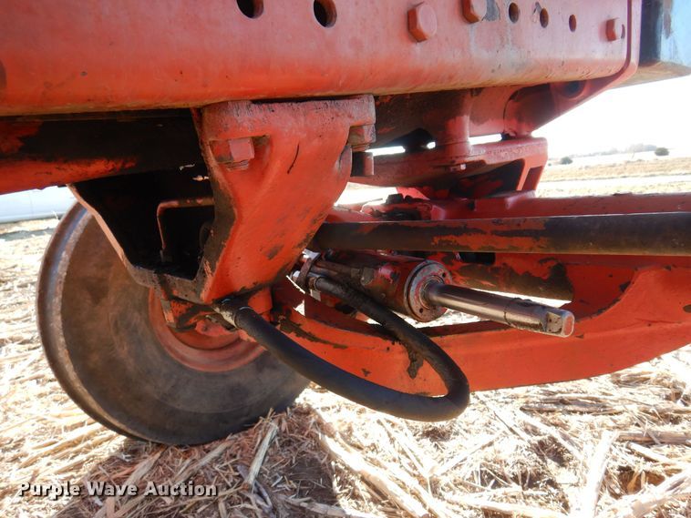 image for item MM9842 1977 International 1086  tractor