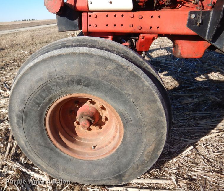 image for item MM9842 1977 International 1086  tractor