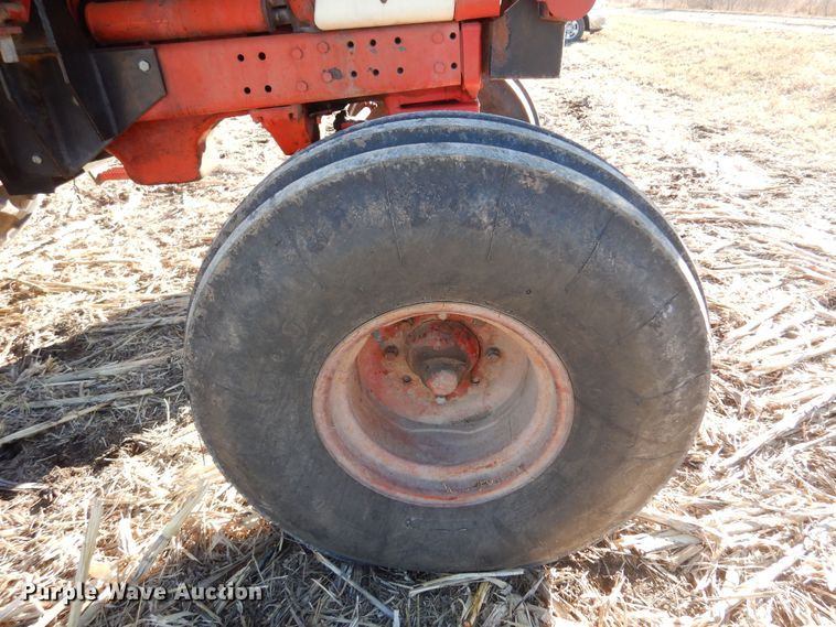 image for item MM9842 1977 International 1086  tractor