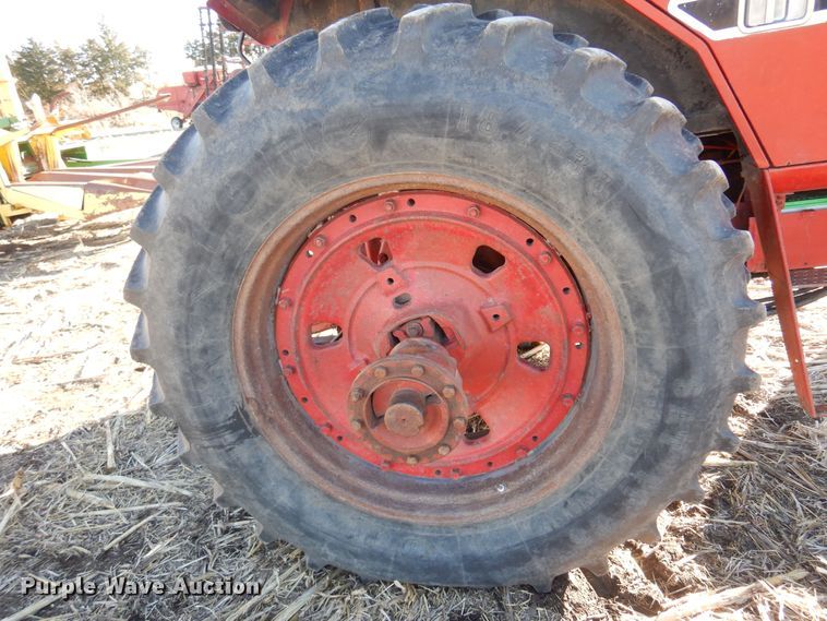 image for item MM9842 1977 International 1086  tractor