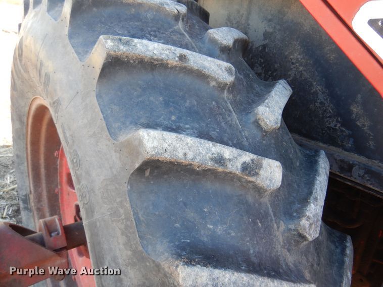 image for item MM9842 1977 International 1086  tractor