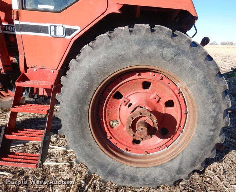 image for item MM9842 1977 International 1086  tractor