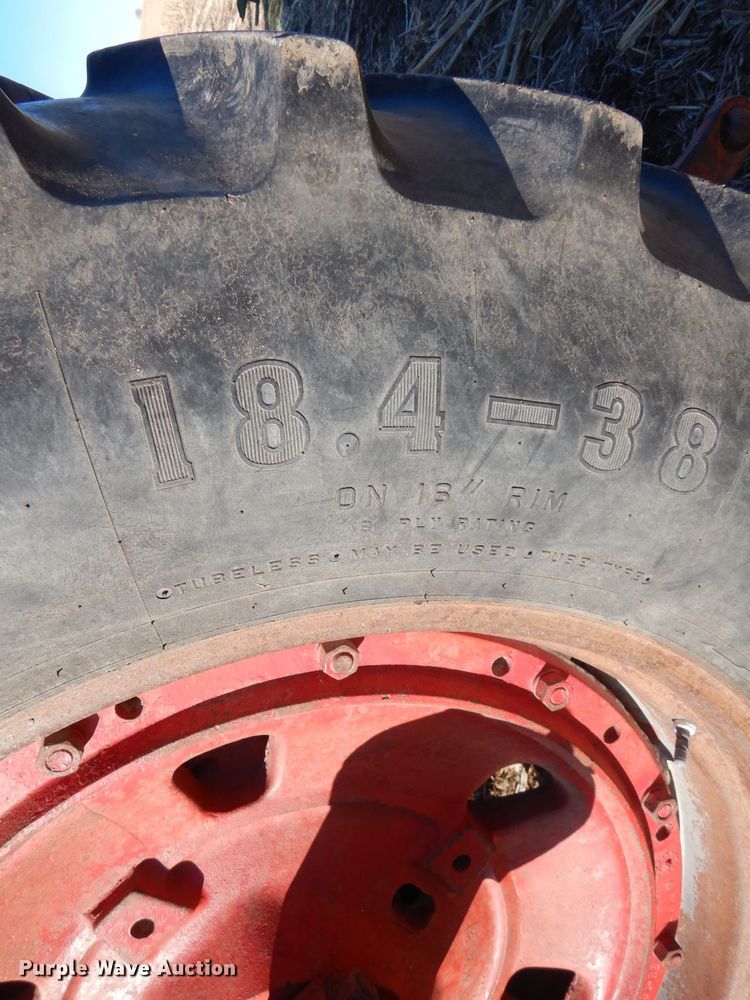 image for item MM9842 1977 International 1086  tractor