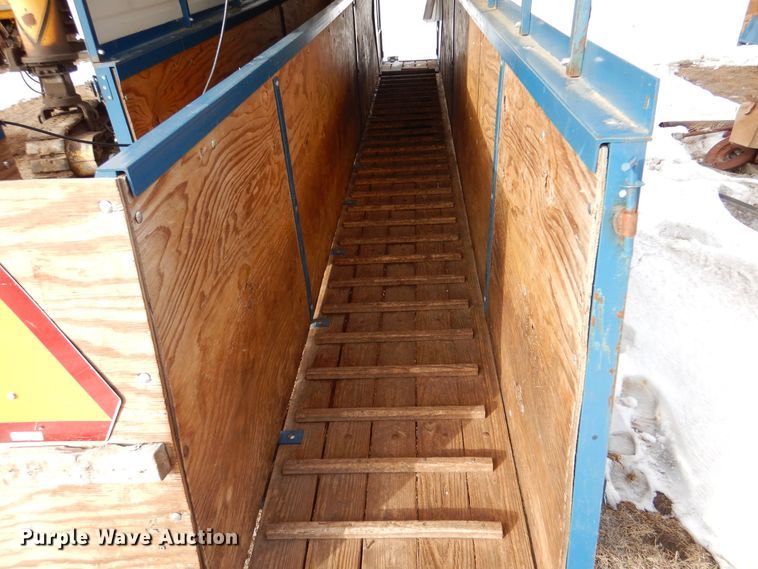 image for item MT9895 Hog loading chute trailer