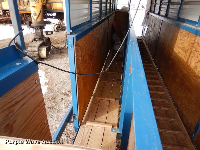 image for item MT9895 Hog loading chute trailer