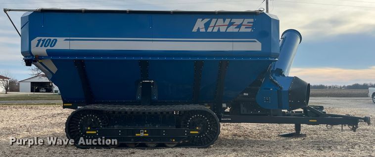 image for item MW9420 2012 Kinze 1100  grain cart