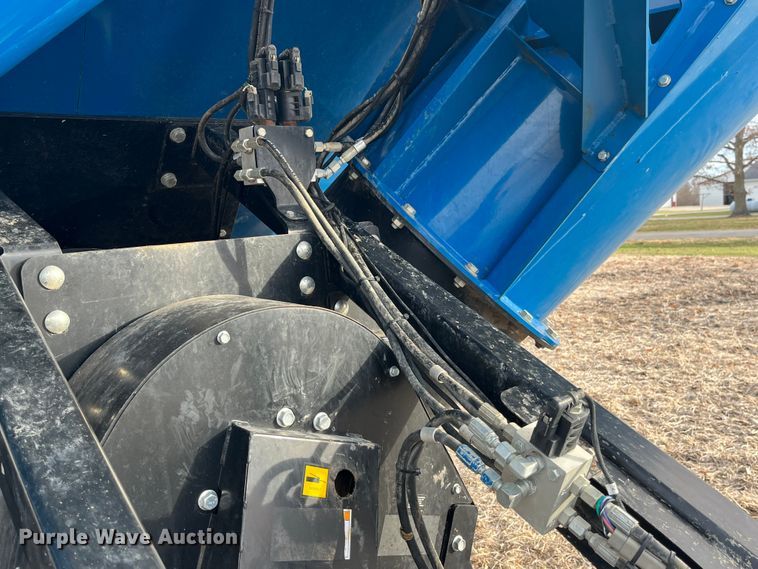 image for item MW9420 2012 Kinze 1100  grain cart