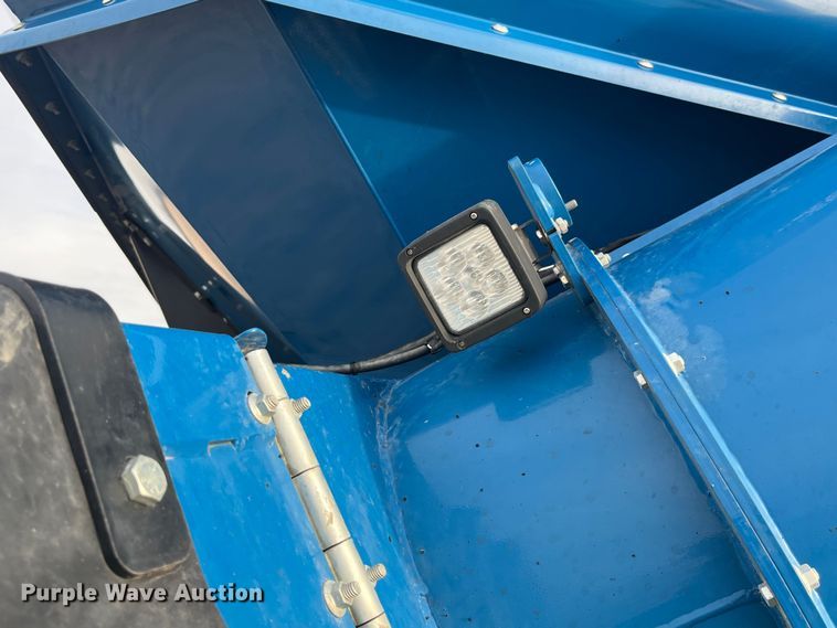 image for item MW9420 2012 Kinze 1100  grain cart