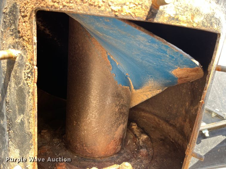 image for item MW9420 2012 Kinze 1100  grain cart