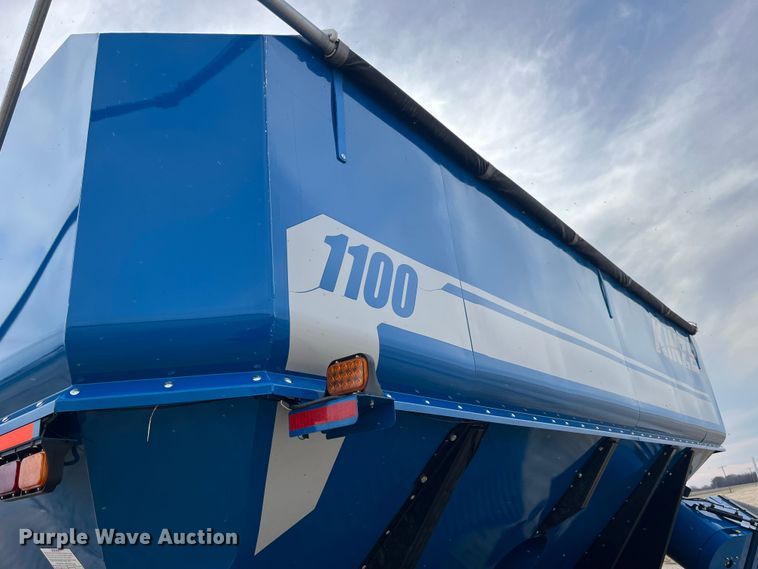 image for item MW9420 2012 Kinze 1100  grain cart