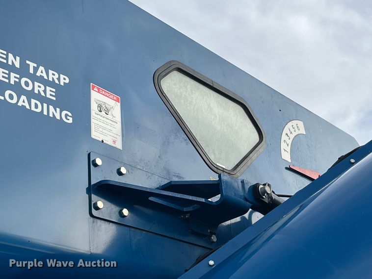 image for item MW9420 2012 Kinze 1100  grain cart