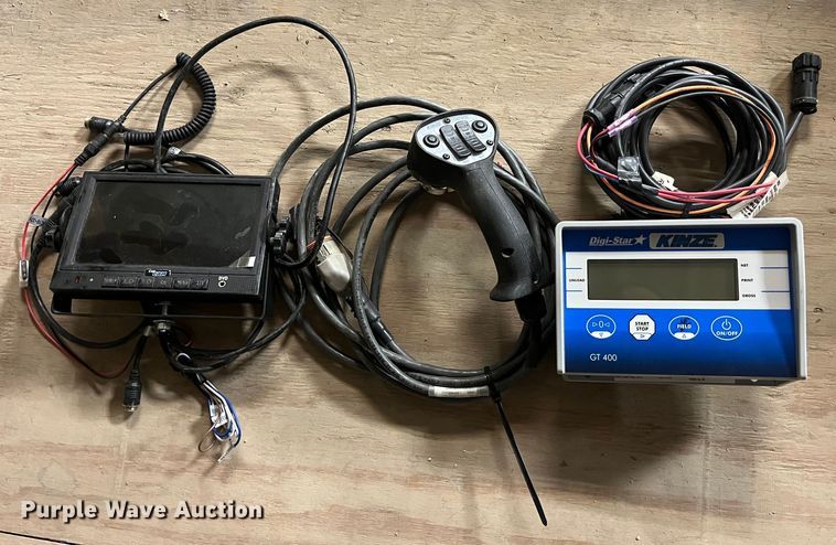 image for item MW9420 2012 Kinze 1100  grain cart