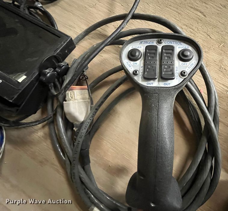 image for item MW9420 2012 Kinze 1100  grain cart