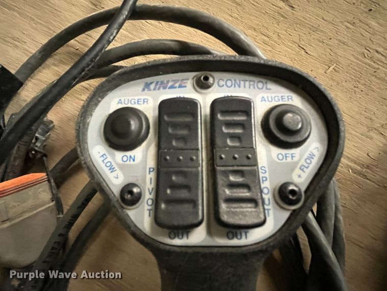 image for item MW9420 2012 Kinze 1100  grain cart