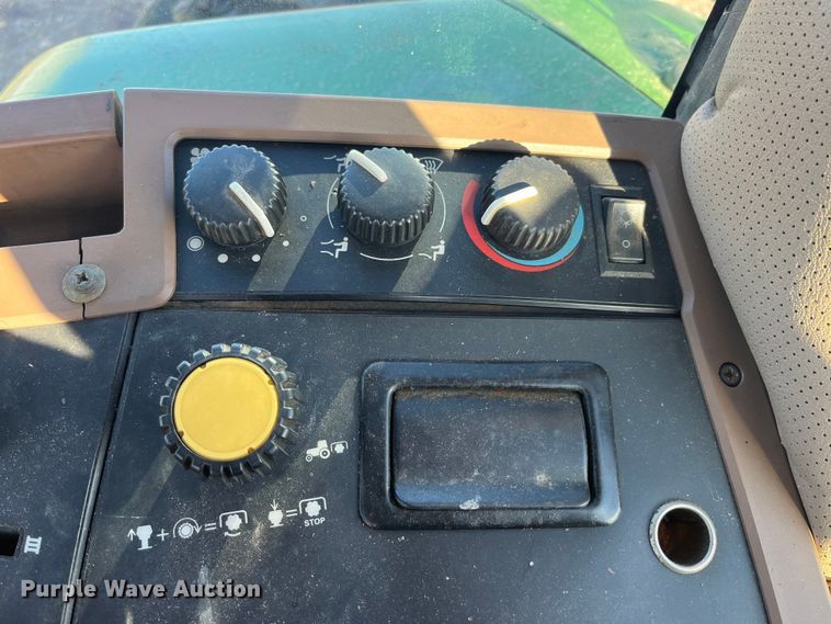 image for item MW9433 1995 John Deere 7800  MFWD tractor