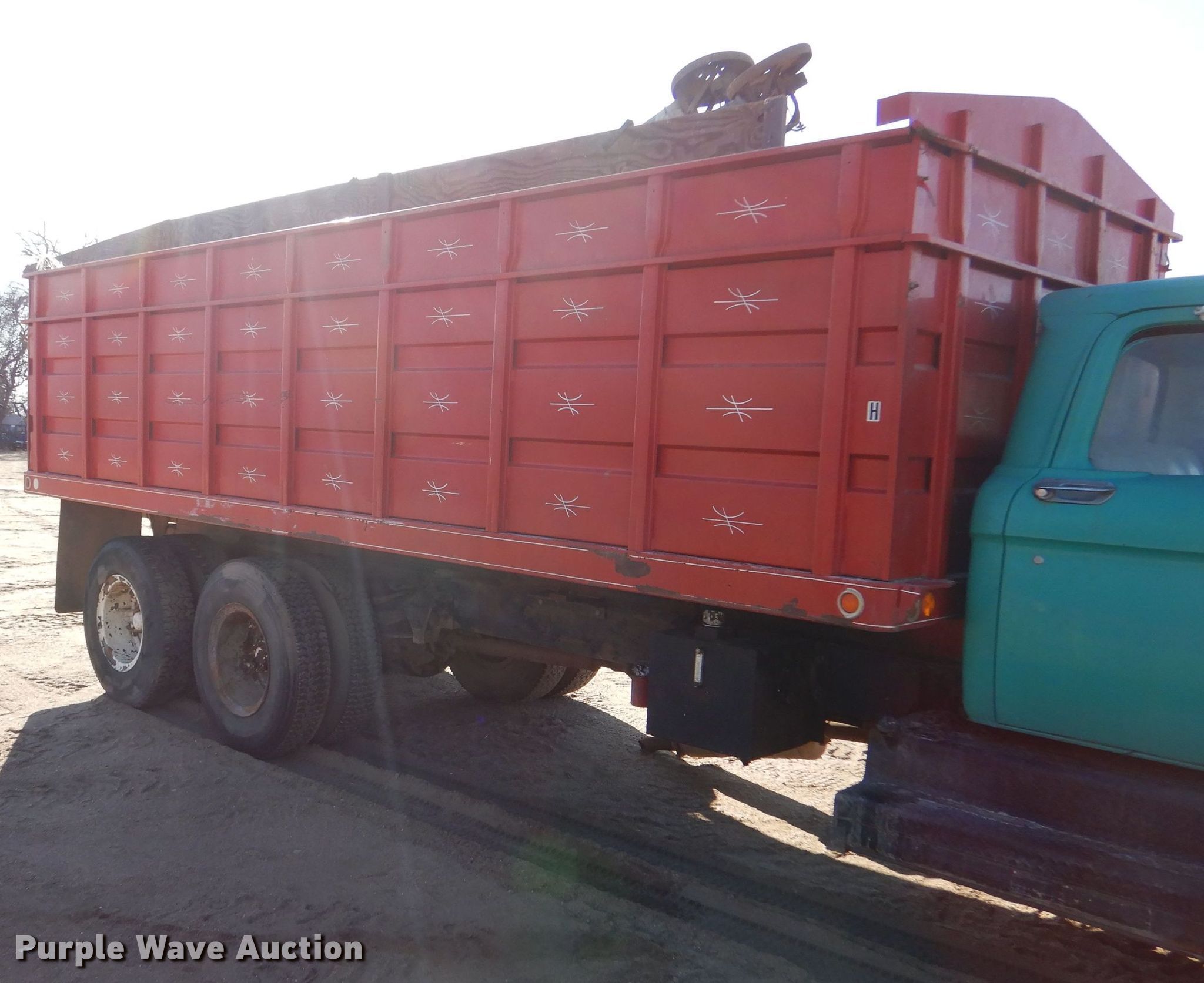 Grain truck bed in Kinsley, KS Item MP9001 sold Purple Wave