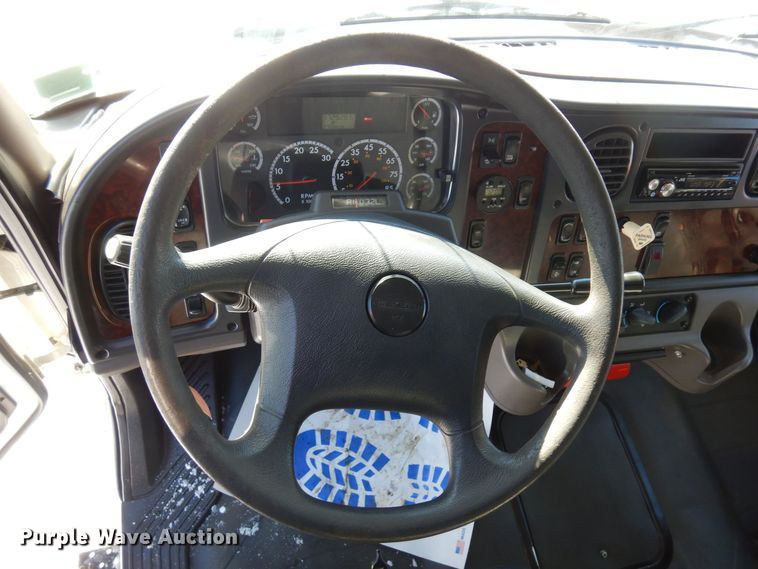 image for item AF9345 2008 Freightliner Business Class M2  box truck