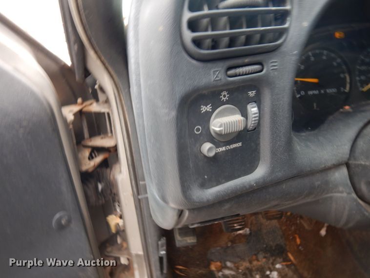 image for item AF9361 2000 GMC Sonoma SLS  pickup truck