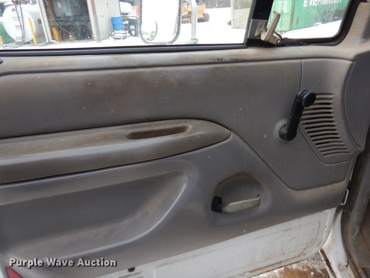 image for item AF9432 1997 Ford F450 Super Duty  flatbed truck