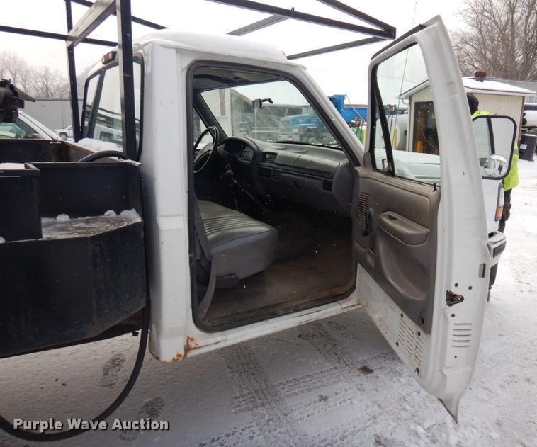 image for item AF9432 1997 Ford F450 Super Duty  flatbed truck