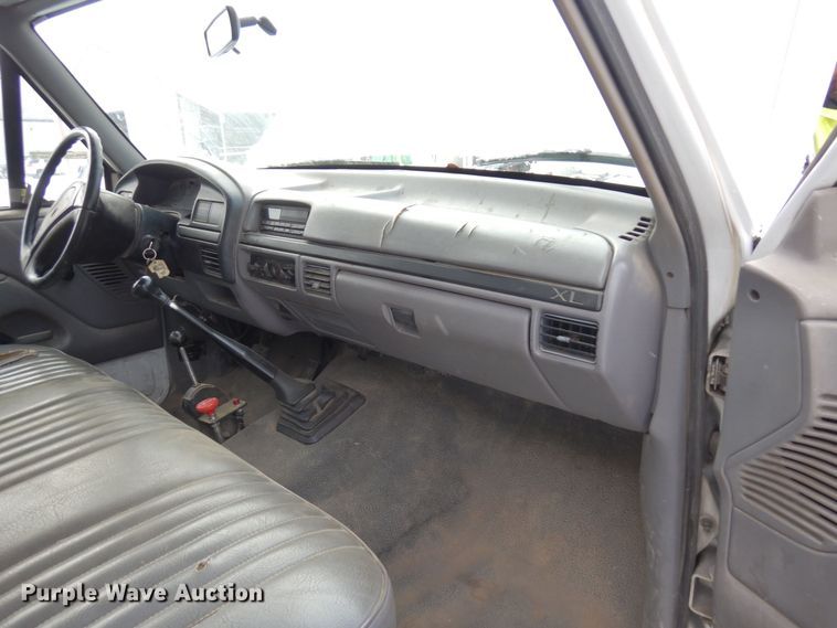 image for item AF9432 1997 Ford F450 Super Duty  flatbed truck