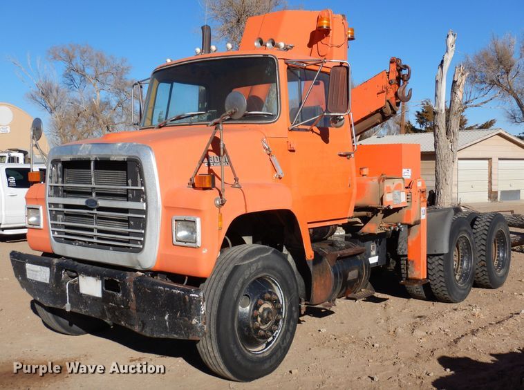 image for item DF8264 1989 Ford L8000  crane truck