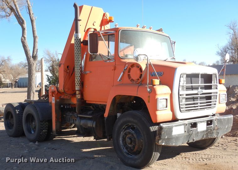 image for item DF8264 1989 Ford L8000  crane truck