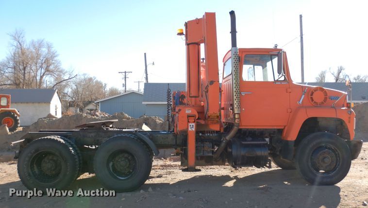 image for item DF8264 1989 Ford L8000  crane truck