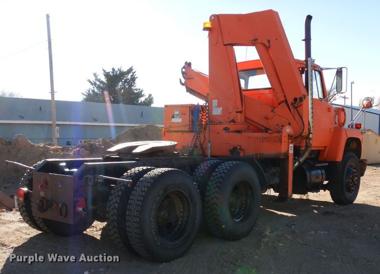 image for item DF8264 1989 Ford L8000  crane truck