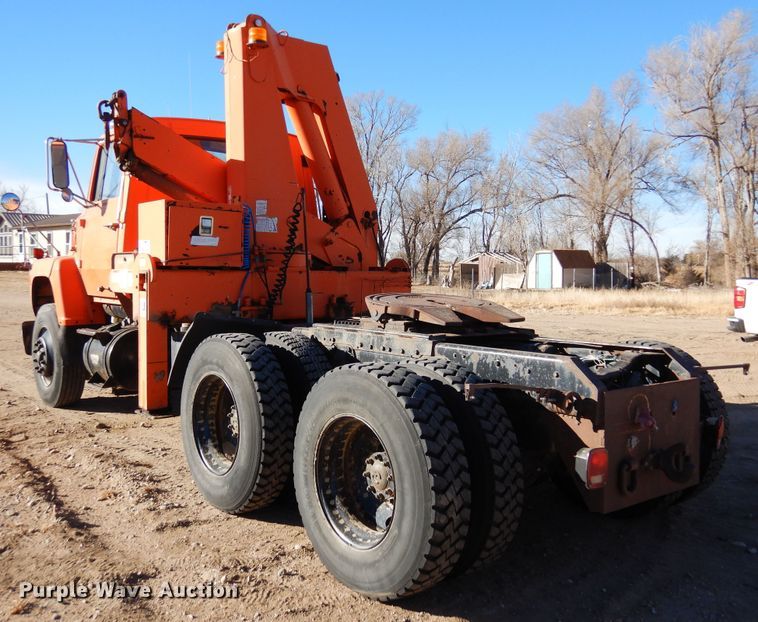 image for item DF8264 1989 Ford L8000  crane truck