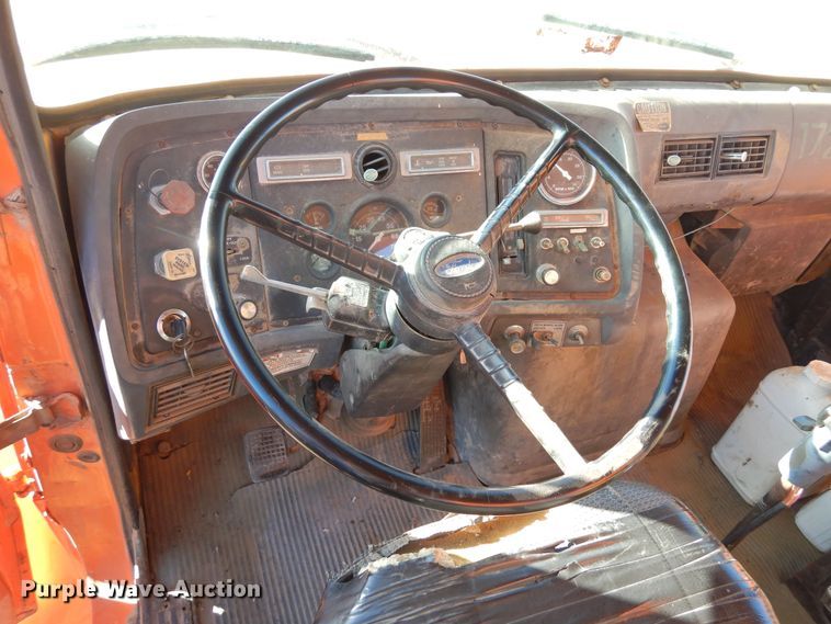 image for item DF8264 1989 Ford L8000  crane truck