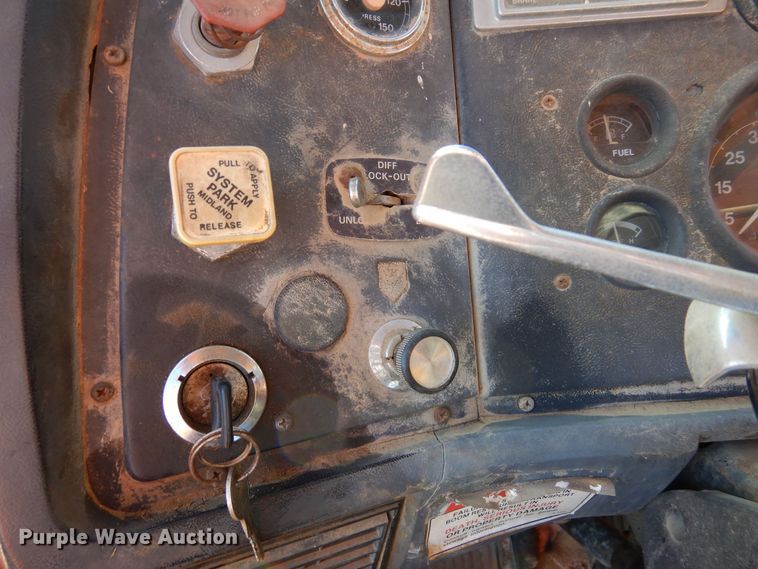 image for item DF8264 1989 Ford L8000  crane truck