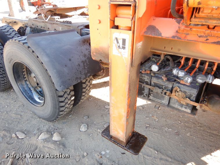 image for item DF8264 1989 Ford L8000  crane truck