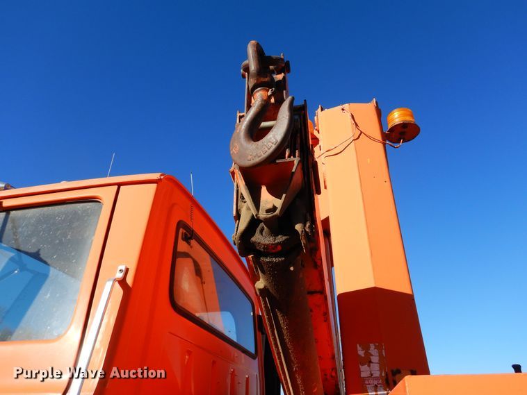 image for item DF8264 1989 Ford L8000  crane truck