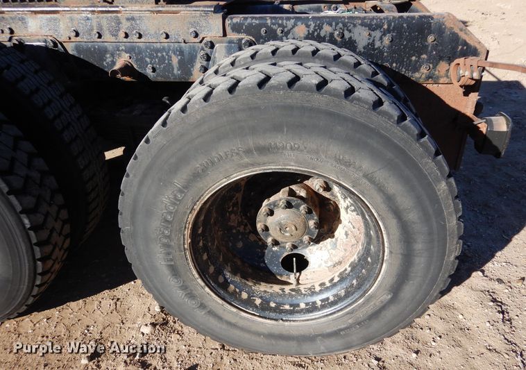 image for item DF8264 1989 Ford L8000  crane truck