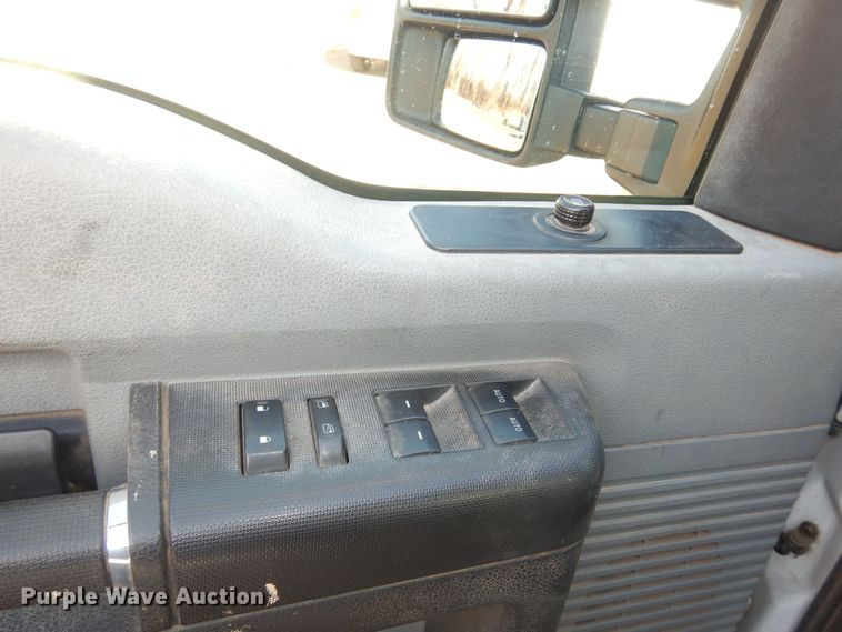 image for item DI6893 2015 Ford F550 Super Duty XL  Crew Cab flatbed truck