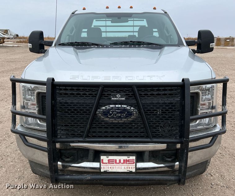 image for item DM2531 2017 Ford  F350 Super Duty  flatbed pickup truck